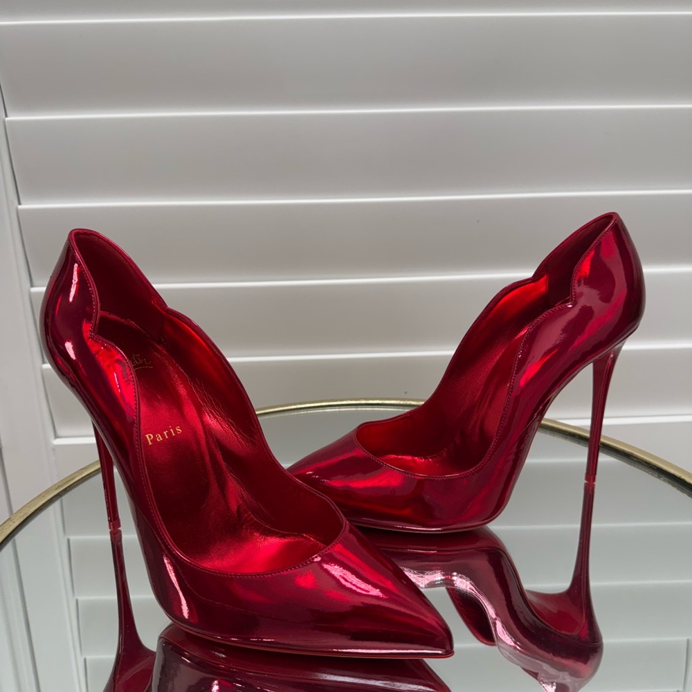 CHRISTIAN LOUBOUTIN Hot Chick 100 metallic patent red pumps 42